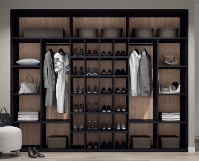 Dressing sans porte avec étagères et 2 barres de penderie