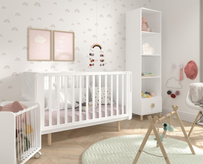 Lit bébé avec étagère porte-revues integrée