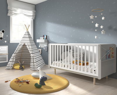 Lit bébé convertible en lit enfant avec étagère porte-revues integrée