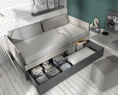 Chambre avec canapé-lit, bureau avec panneau magnétique, et étagère porte-revues