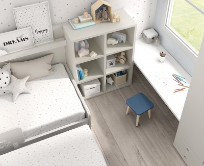 Chambre d'enfant avec lit gigogne, bureau, armoire et étagère