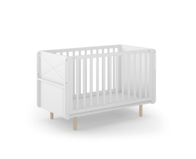 Lit bébé avec étagère porte-revues integrée