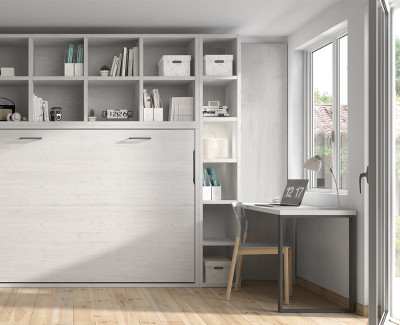 Chambre avec lit escamotable avec étagères, armoire et bureau