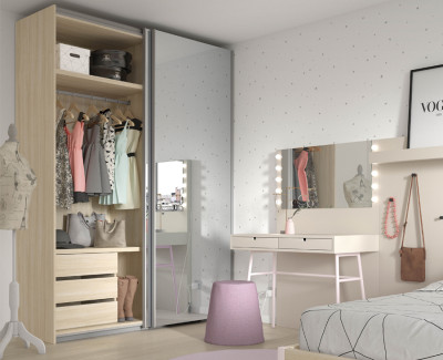 Chambre avec lit double, bureau de type coiffeuse et armoire à portes coulissantes