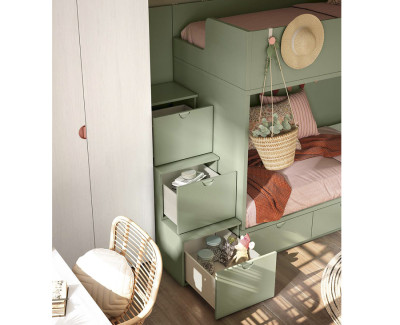 Chambre avec lit superposé avec 3 tiroirs et escalier, armoire et bureau