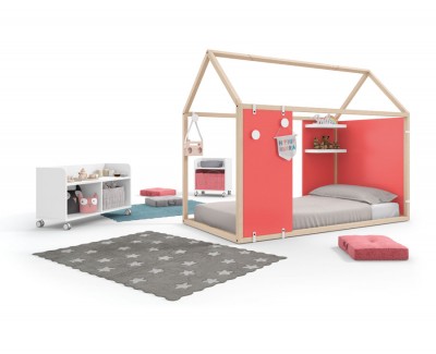 Kinderzimmer bestehend aus beplanktem Kinderhaus mit Regalen