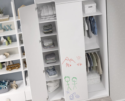 Chambre enfant avec lit compact avec 2 tiroirs, armoire et étagère